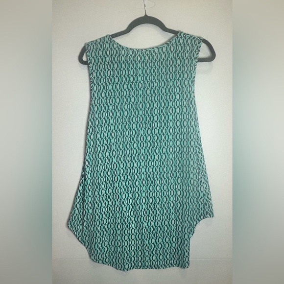 Teal and Navy Patterned Sleeveless Top. Great for Layering with a Cardigan! - Picture 2 of 7